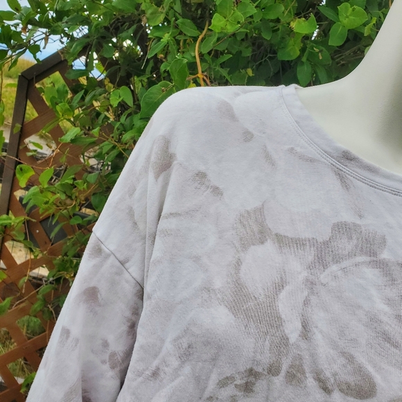 Athleta Gray and White Floral Women's Crewneck Fleece Pullover Sweatshirt EUC - Picture 10 of 15